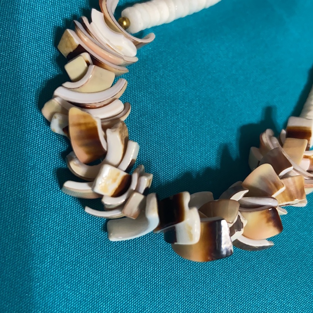 Beautiful shell necklace. - Picture 2 of 2
